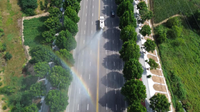 快看！枝江街头惊现“追光者”，专为夏天画彩虹