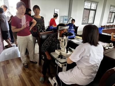 问安镇杨山村开展关爱眼健康义诊活动