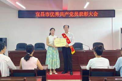 执剪传承非遗瑰宝 躬身践行党员初心