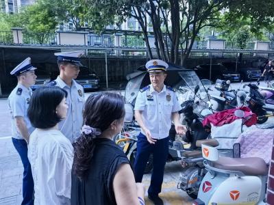 枝江消防常态化开展居民住宅小区消防安全夜巡行动