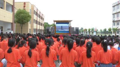 杨垱镇海胜中学组织学生观看神州十二号载人飞船发射直播