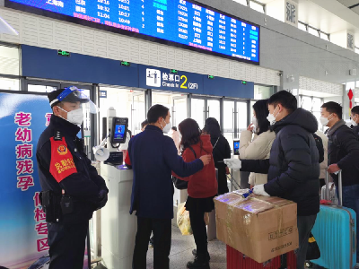 枣阳车站派出所暖心护航旅客返程旅途