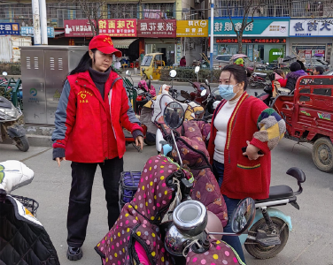 枣阳：“志愿红”温暖放学路