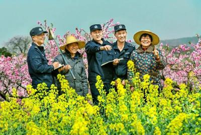 “提包警务”穿梭于万亩桃园间