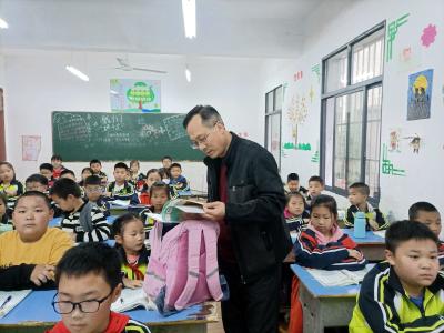 市第四实验小学：“三不一直”查教辅资料