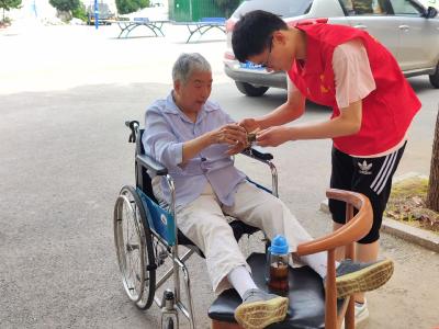 【网络中国节·端午】绿粽飘香满爱心 深情厚谊赠老人