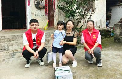 枣阳市行政审批局走访慰问留守儿童