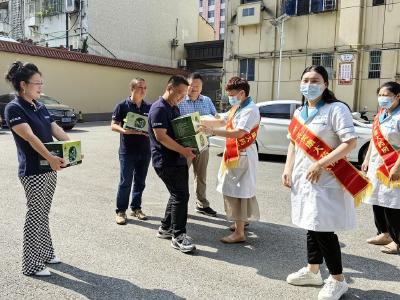 爱心企业为新闻一线人员送清凉