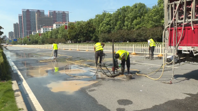 枣阳市公路养护中心：无惧“烤”验  保道路畅通