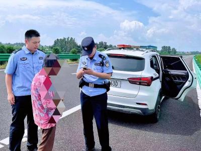 老人迷路误入高速  枣阳民警及时救助