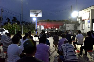 庭审开在田间地头！七方法庭这场法治夜校“接地气”