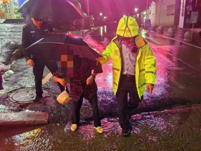 枣阳：老人雨夜不慎迷路 枣阳民警及时救助