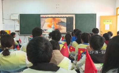 枣阳市杨垱镇海胜中学师生观看神舟十七号载人飞船发射电视直播