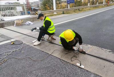 枣阳公路养护首次应用新型桥梁伸缩缝专用密封材料