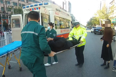 枣阳：行人斑马线上被撞倒  幸遇交警及时救助