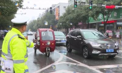 枣阳交警大队：积极应对第一场雪 确保群众安全出行