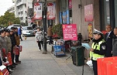 枣阳交警为外卖快递“小哥”送交通安全“年货”