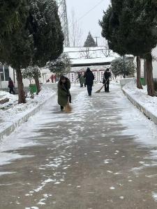 刘升镇：扫雪护行 情暖冬日