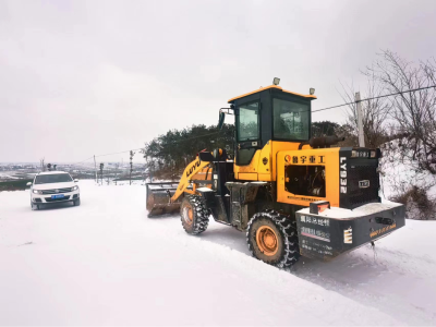 铲冰除雪志愿行  共同扫出“暖心路”