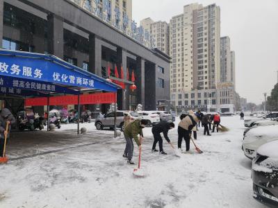 枣阳市行政审批局：扫雪除冰畅通“办事通道”