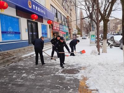 枣阳警方铲雪除冰护平安