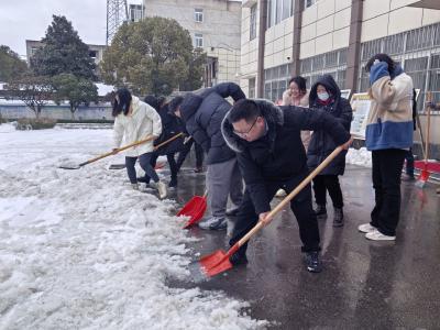 七方镇：全员上阵除冰雪 战天斗地保安全