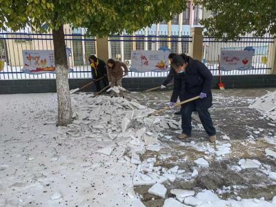枣阳四幼： 扫雪除冰保安全