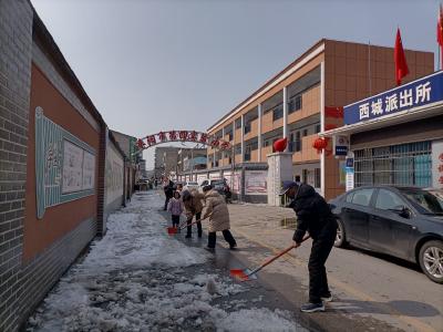 枣阳市四实小教联体西园校区：除雪破冰迎开学