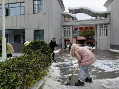 枣阳市刘升镇：干部群众齐上阵  铲冰除雪保畅通