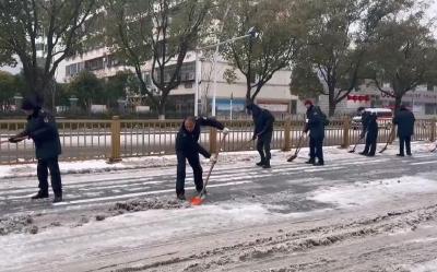 枣阳市城管局：人机协同除冰雪 全力以赴保畅通