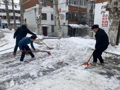 扫雪除冰齐动员  “医”路畅通保平安