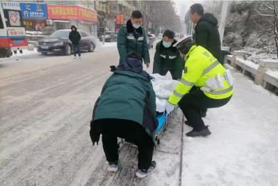 枣阳交警冰雪天及时救助受伤群众
