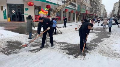 枣阳市吴店镇：扫雪除冰保畅通  齐心协力护安全