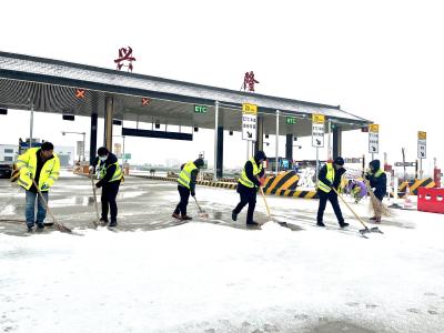 湖北交投兴隆管理所：除雪防滑保畅通  护航司乘“回家路”