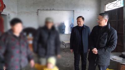 V视 | 市领导张小顺慰问困难艾滋病患者家庭