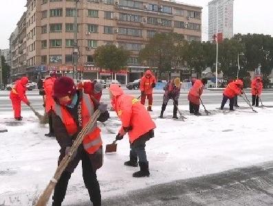 枣阳市环卫部门全力应对降雪保畅通