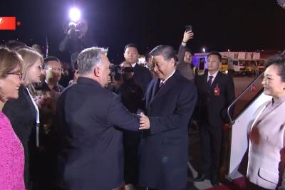 独家视频丨匈牙利总理欧尔班热情欢迎习近平夫妇“来家里”