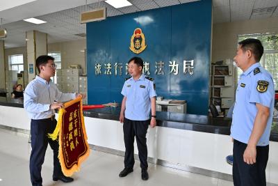 监考老师忘拔电动车钥匙  交通执法人员细心照看