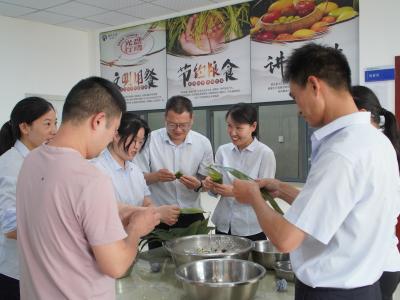 湖北交投鹿头所：包粽子  送香囊