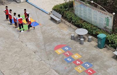 吴店镇实验小学：地面喷绘进校园  快乐课间伴童年