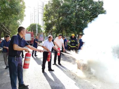 走进“火焰蓝” 消防体验零距离