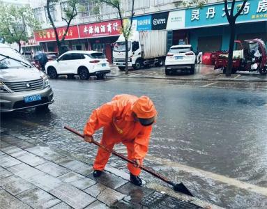 鹿头镇积极响应雨情 疏通渠道保障安全