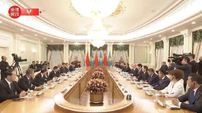 习近平同哈萨克斯坦总统托卡耶夫举行会谈