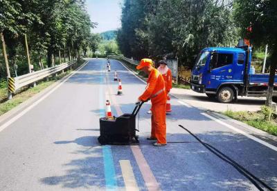 枣阳公路养护中心：战高温 保畅通