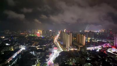 湖北枣阳：小城雨夜有风景