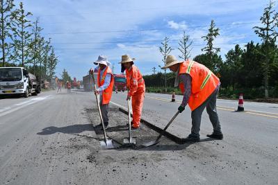 枣阳市公路养护中心抢抓晴好天气修补路面