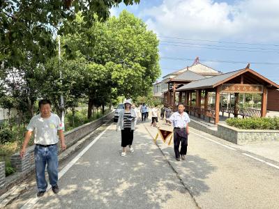 枣阳市随阳管理区杨岗社区：小评比 大变样