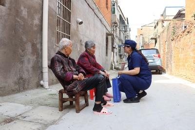 枣阳市消防救援大队“上门入户”开展独居老人消防宣传工作