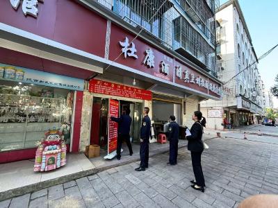 枣阳市民政局组织开展民主路沿街商铺环境综合整治行动