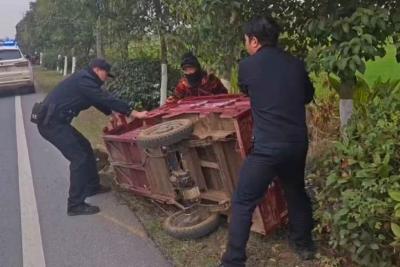 枣阳警方巡逻途中及时救助翻车老人